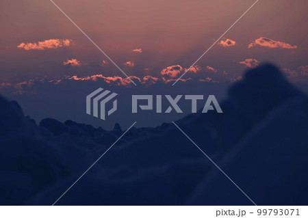 北海の雲染める 99793071