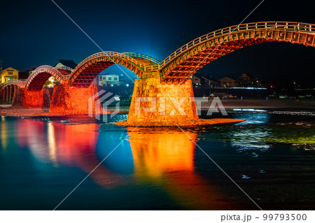 山口・岩国　ライトアップされた錦帯橋 99793500