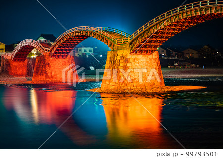 山口・岩国　ライトアップされた錦帯橋 99793501