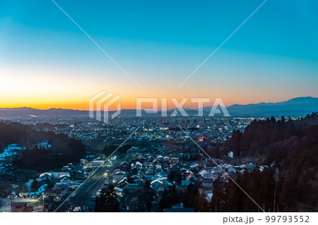 会津若松市の町並み 冬 雪景色 夕景 会津若松市の町並み 冬 雪景色 夕景 99793552