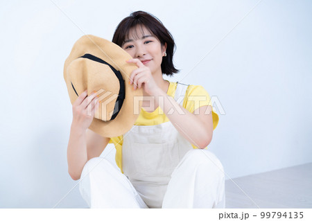 春夏コーデのショートボブの女性 99794135