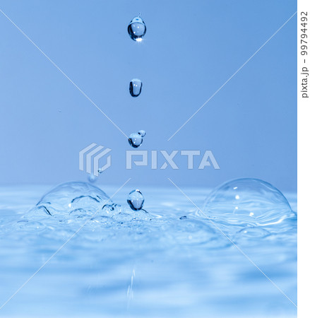 水しぶきのアクションショット 99794492