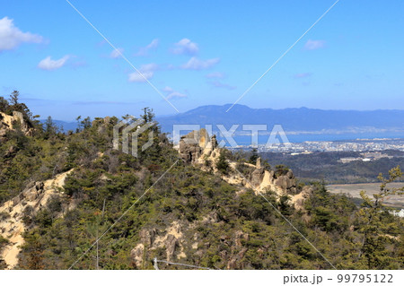 湖南アルプスの堂山の巨岩ごしに見る大津市街と比叡山 99795122