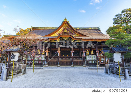 早春の北野天満宮 拝殿・御本殿(京都市上京区馬喰町) 早春の北野天満宮 拝殿・御本殿(京都市上京区馬喰町) 99795203