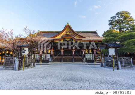 早春の北野天満宮　拝殿・御本殿（京都市上京区馬喰町） 99795205