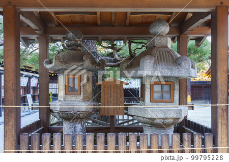 北野天満宮　有栖川宮と霊元天皇寄進の燈籠　（京都市上京区馬喰町） 99795228