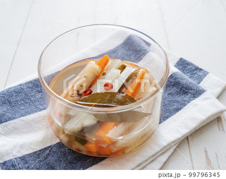 ガラスの器に入ったピクルス ガラスの器に入ったピクルス 99796345