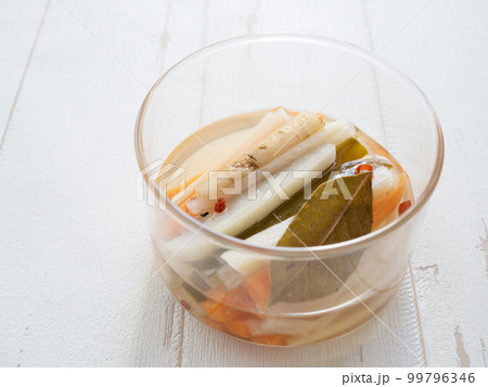 ガラスの器に入ったピクルス 99796346