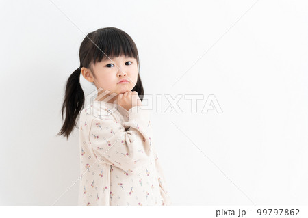 考える子供 99797862
