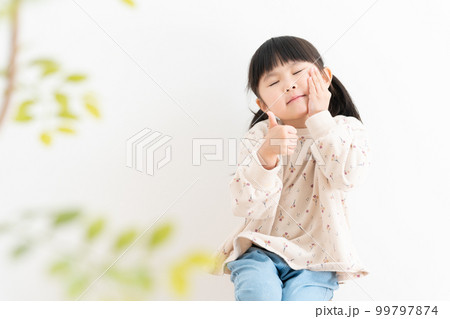 喜ぶ子供 99797874