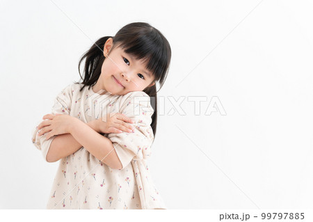 自分を抱き締める子供 99797885