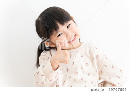 グッドサインをする子供 99797895