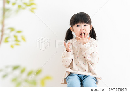 驚く子供 99797896