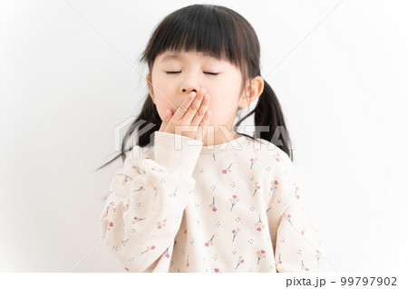 欠伸をする子供 欠伸をする子供 99797902