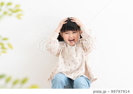 頭を触る子供 頭を触る子供 99797914