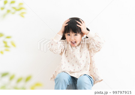 ショックを受ける子供 99797915