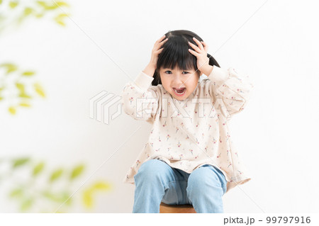 ショックを受ける子供 99797916