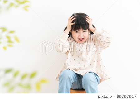 ショックを受ける子供 99797917