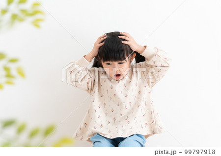 ショックを受ける子供 99797918