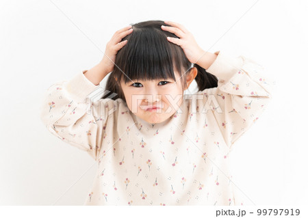 ショックを受ける子供 99797919
