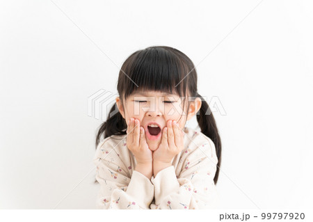 ショックを受ける子供 99797920