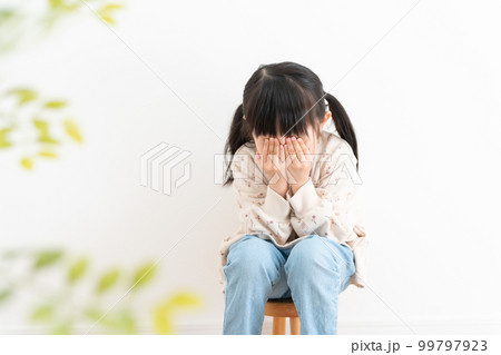 ショックを受ける子供 99797923