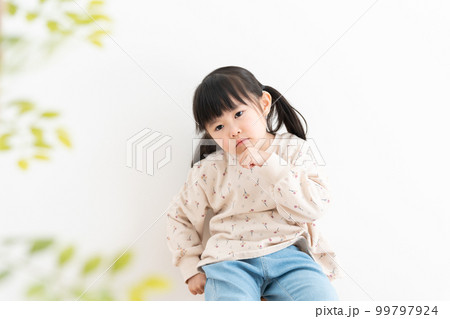 考える子供 考える子供 99797924