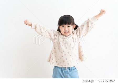喜ぶ子供 99797937