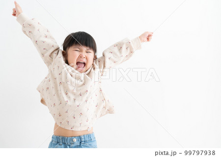 喜ぶ子供 99797938