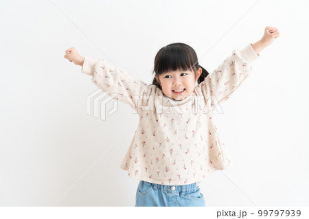喜ぶ子供 99797939