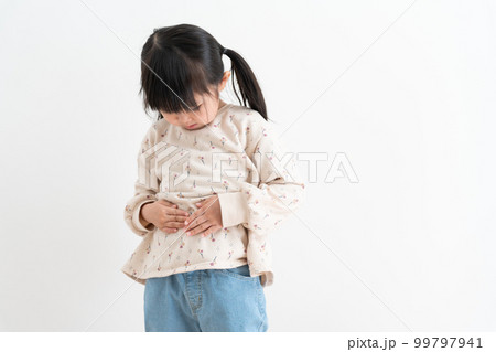 腹痛の子供 腹痛の子供 99797941
