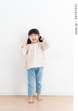 子供の全身 99797947