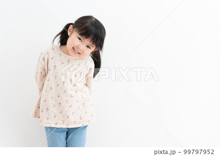 笑顔の子供 99797952