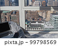 NYのアパートから見える景色とノートパソコンとクッション 99798569