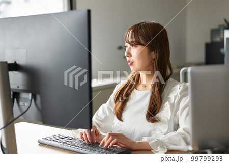 休日出勤する女性 休日出勤する女性 99799293