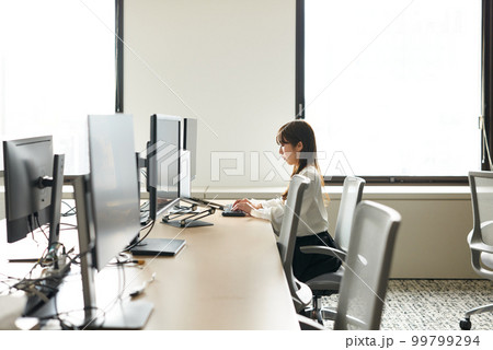 休日出勤する女性 休日出勤する女性 99799294