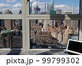 ノートパソコンとNYのアパートから見える景色 99799302
