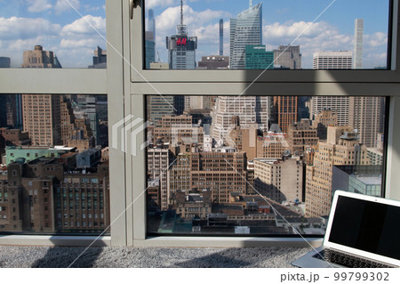 ノートパソコンとNYのアパートから見える景色 99799302