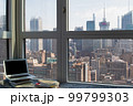 NYのアパートから見える景色とノートパソコンと本 99799303