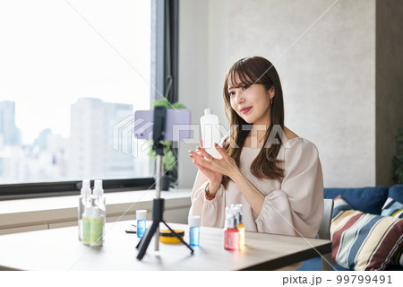 ライブ配信で化粧品の販売をする女性 ライブ配信で化粧品の販売をする女性 99799491