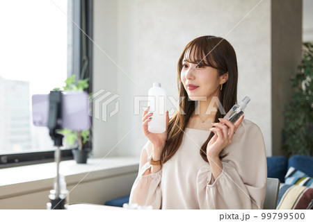 ライブ配信で化粧品の販売をする女性 99799500