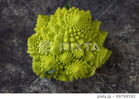 新鮮なロマネスコ　野菜 99799592