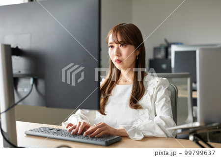 休日出勤する女性 99799637