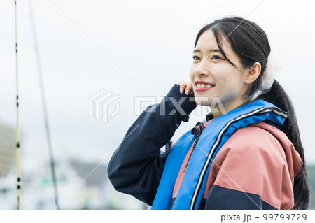 釣りを楽しむかわいい女性 99799729