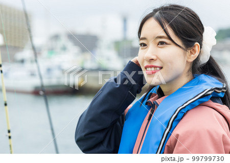 釣りを楽しむかわいい女性 99799730