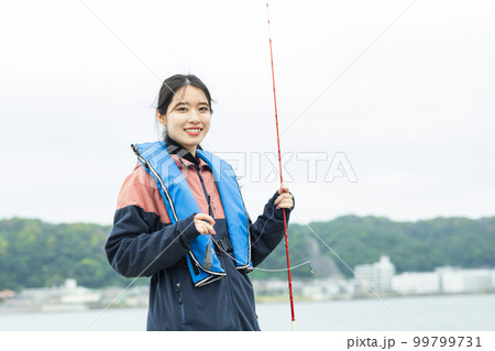 釣りを楽しむかわいい女性 99799731