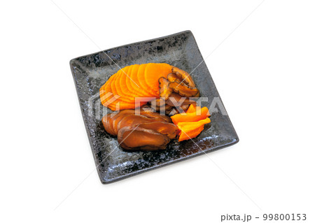 黒い皿に盛った味噌漬け【白背景・切り抜き】 99800153