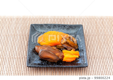 黒い皿に盛った味噌漬け三種 99800224