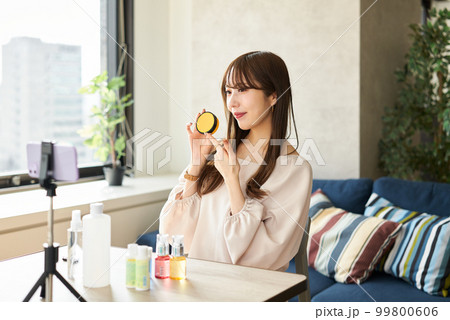 ライブ配信で化粧品の販売をする女性 99800606