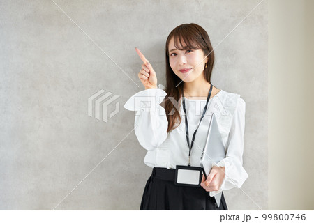 指差しポーズの女性 99800746